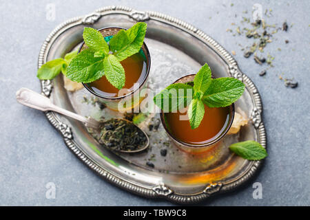 Tee mit Minze, marokkanische traditionelle Getränk im Glas. Ansicht von oben. Stockfoto