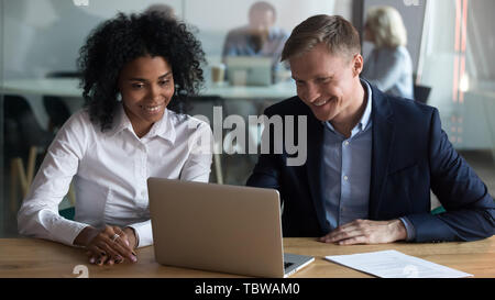 Afrikanische amerikanische Geschäftsfrau mit Kollegen mit Laptop zusammen Stockfoto
