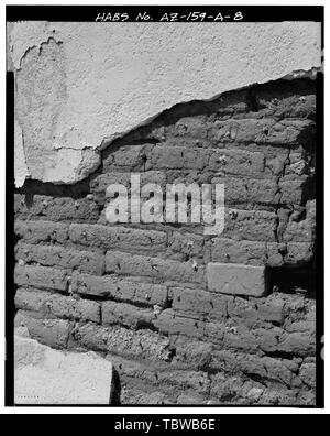 MASCHINENSCHUPPEN LAGERRAUM DETAIL ZEIGT MATRIX VON NÄGELN VERWENDET, UM PORTLAND ZEMENTPUTZ KLEBEN, SOUTH ADOBE WAND NEBEN FENSTER HINWEIS FOTOS NR. AZ159A9 BIS AZ159A10 SIND FOTOKOPIEN VON FOTOGRAFIEN. Die Originaldrucke und Negative befinden sich im SCS Tucson Plant Materials Center, Tucson, Arizona. Fotograf Ted F. Spaller. Tucson Plant Material Center, Machinery Shed, 3241 North Romero Road, Tucson, Pima County, AZ Stockfoto