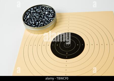 Packung mit 500 Stück von Pellets für Luftgewehre auf sportliche Papier ziele für luftpistole 10 Meter Stockfoto