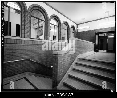 HAUPTEINGANG TREPPE IM ZWEITEN STOCK, ZEIGT DEN EINGANG ZUM WARTERAUM AUF DER RECHTEN Seite, UND FLUR ENTLANG BÜROS, AUF DER LINKEN SEITE, 1913 ADDITION, BLICK NACH SÜDWESTEN Underwriters' Laboratories, 207231 East Ohio Street, Chicago, Cook County, IL Stockfoto