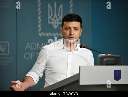 Der Präsident der Ukraine Volodymyr Zelensky spricht während einer Pressekonferenz in Kiew. Präsident der Ukraine Volodymyr Zelensky hat die ehemalige ukrainische Präsident Leonid Kutschma berufen als Leiter der ukrainischen Delegation in der Trilateralen Kontakt Group (TCG) an der Friedensgespräche auf der Donbass in Minsk. Stockfoto