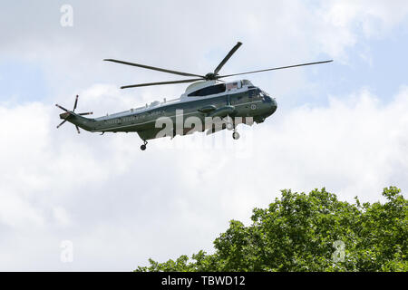 Marine One, die der Präsident der Vereinigten Staaten von Amerika, Donald Trump und Melania Trump, erste Dame Ansätze auf dem Gelände des Buckingham Palace zu Beginn ihrer 3 Tage Staatsbesuch in Großbritannien zu landen. Stockfoto