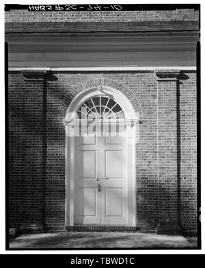 HAUPTEINGANG, HÖHE WEST (VORNE). BEACHTEN SIE DIE GEMAUERTEN PILASTER UND DIE MIT KAPUZE BEWACHSENE ST. Stephen's Church (Episcopal), Saint Stephen, Berkeley County, SC Stockfoto