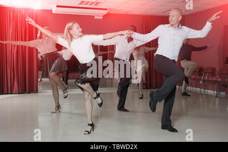 Nach tanzende Paare genießen aktiv Boogie-woogie in modernen Studio Stockfoto