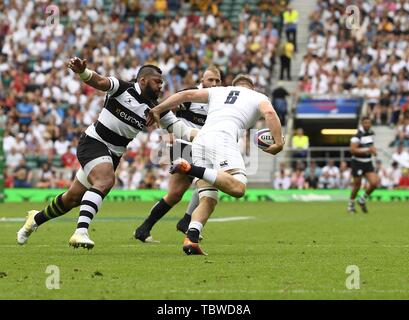 Alex Dombrandt (6) in Aktion während der England V Barbaren Quilter Cup in Twickenham in London gesehen. England Schlag die Barbaren 51-43 Stockfoto