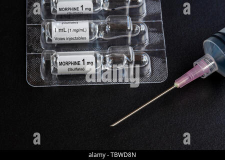 Close-up flüssiges Morphium sulfat Durchstechflasche aus Glas 1 MG/ML zur Injektion oder Infusion und Spritze Stockfoto