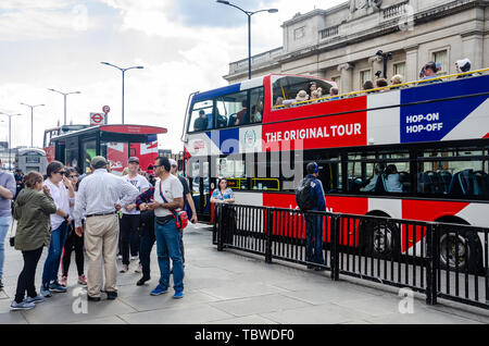 Einem oben offenen Doppel Decker Tour bus in London, Großbritannien Stockfoto