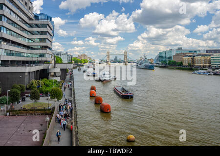 Ein Blick auf die Themse von der London Bridge in Richtung Tower Bridge suchen. Stockfoto