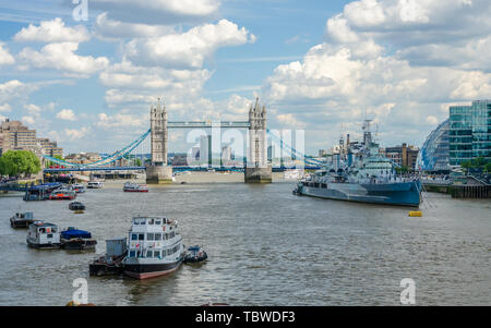 Ein Blick auf die Themse von der London Bridge in Richtung Tower Bridge suchen. Stockfoto