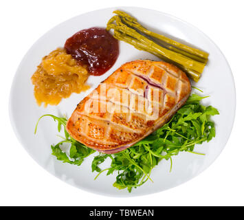 Leckere gegrillte Ente magret Filet mit grünen, Zwiebel und Cranberry Sauce serviert. Auf weissem Hintergrund Stockfoto