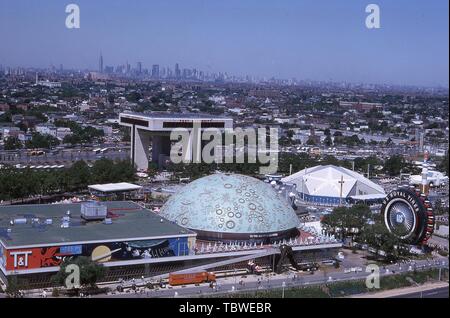 Der Blick aus der Vogelperspektive auf die Reise und Verkehr und Chrysler Pavillons, mit dem Hubschrauberlandeplatz und New York City im Hintergrund, 1964 in New York World's Fair, Flushing Meadows Park, Queens, New York, Juni, 1964. () Stockfoto