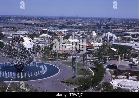 Aus der Vogelperspektive die Unisphere und Pavillons in den internationalen Bereich des 1964 in New York World's Fair, Flushing Meadows Park, Queens, New York, Juni, 1964. () Stockfoto