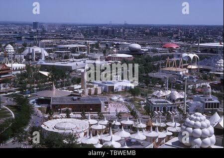 Aus der Vogelperspektive Pavillons und Ausstellungen, an einem sonnigen Tag, 1964 in New York World's Fair, Flushing Meadows Park, Queens, New York, 1964. () Stockfoto