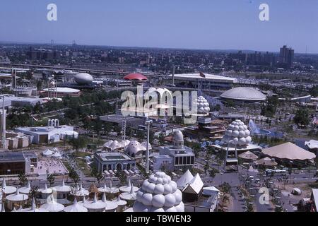 Aus der Vogelperspektive Pavillons und Ausstellungen, an einem sonnigen Tag, 1964 in New York World's Fair, Flushing Meadows Park, Queens, New York, Juni, 1964. () Stockfoto