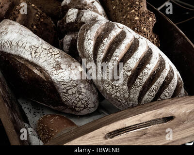 Hausmannskost aus Vollkornbrot und Getreide mit Brot, verschiedene Brotsorten auf von oben. Küche oder Bäckerei poster Design Stockfoto