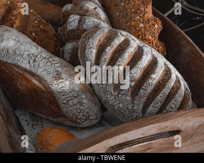 Hausmannskost aus Vollkornbrot und Getreide mit Brot, verschiedene Brotsorten auf von oben. Küche oder Bäckerei poster Design Stockfoto