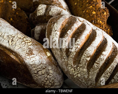 Hausmannskost aus Vollkornbrot und Getreide mit Brot, verschiedene Brotsorten auf von oben. Küche oder Bäckerei poster Design Stockfoto