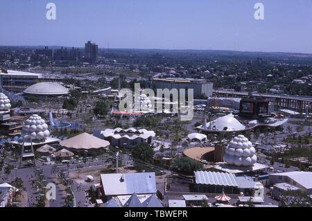 Bird's-Eye View, an einem sonnigen Tag, der Pavillons und Ausstellungen, 1964 in New York World's Fair, Flushing Meadows Park, Queens, New York, Juni, 1964. () Stockfoto