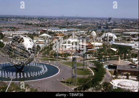 Bird's-Eye View, an einem sonnigen Tag, und in der Nähe der Unisphere Ausstellung Pavillons, 1964 in New York World's Fair, Flushing Meadows Park, Queens, New York, Juni, 1964. () Stockfoto