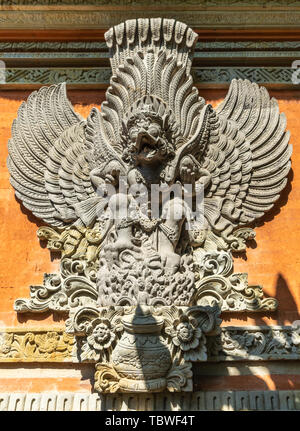 Ubud, Bali, Indonesien - 26. Februar 2019: batuan Tempel. Nahaufnahme des grauen Stein Garuda Statue auf roten Ziegeln. Stockfoto