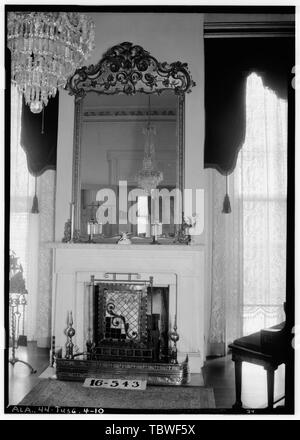 Historischer amerikanischer Gebäude Umfrage W. N. Manning, Fotograf, April 3, 1934. MANTEL UND OVERMANTEL. Graue Spalten, alte Montgomery Road (Institut Straße), Tuskegee, Macon County, AL Stockfoto