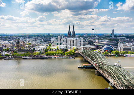 Köln, Deutschland - 12. Mai: Stadtbild von Köln, Deutschland, am 12. Mai 2019. Blick von Triangle Turm der Kathedrale und Hohenzolern Brücke. Stockfoto