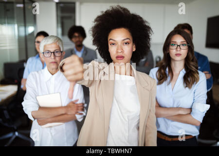 Gruppe der nicht erfolgreichen Geschäftsleuten und schlecht verwalteten Unternehmen führt zu Unzufriedenheit Stockfoto