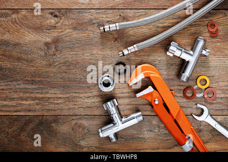 Einstellen der Sanitär Werkzeuge auf hölzernen Tisch Hintergrund. Nahaufnahme von oben nach unten mit Kopieren. Stockfoto