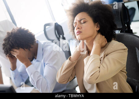 Junge afrikanische business Frau, Stress und Kopfschmerzen im Büro Stockfoto