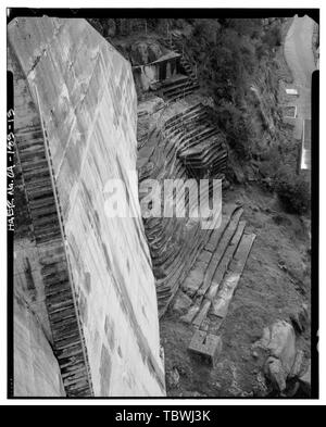 Masse von GUSSBETON IN UNREGELMÄSSIGEN TRAT SCHICHTEN AN DER BASIS DER LINKS (Osten). Kamera nach Südwesten. Salinas Dam, Salinas River in der Nähe von Pozo Road, Santa Margarita, San Luis Obispo County, CA Stockfoto