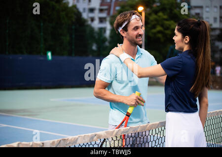 Gruppe von gesunden glücklichen Freunde an der Verein Tennis spielen. Stockfoto