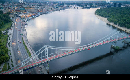 Antenne Nacht Blick auf die Stadt Kiew in der Nähe der Fußgängerbrücke. Stockfoto