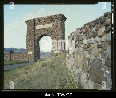 MEMORIAL ARCH, Gardiner, Montana Eingang. Eingang Nord Straße, zwischen Gardiner, MT und Mammoth Hot Springs, WY, Gardiner, Park County, MT. Stockfoto