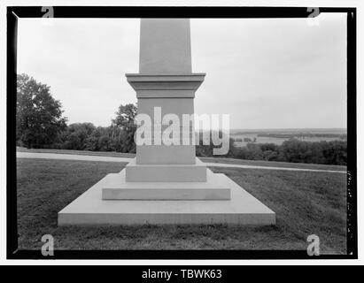 Denkmal für Soldaten, DIE FÜR DIESES LAND (OBELISK), DETAIL, die Inschrift auf der Vorderseite ELEVATION ENTHALTEN. Blick nach Nordosten. Leavenworth National Cemetery, 150 Muncie Straße, Leavenworth, Leavenworth County, KS US-Veterans Affairs Stockfoto