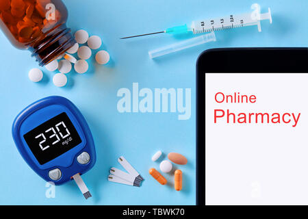 Medizin, Gesundheitswesen, Technologie und online apotheke Konzept. Von oben nach unten Blick auf Pillen, Blutzuckermessgerät, Einspritzdüsen und tablet pc. Stockfoto