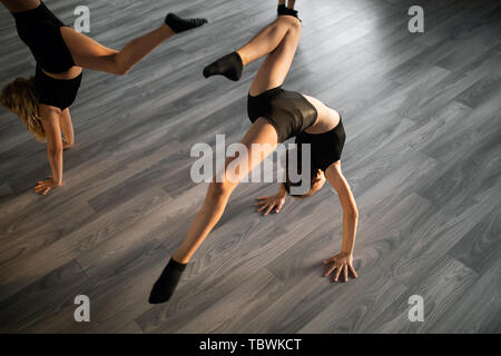 Gruppe junger Tänzer anbringen Üben während der Klasse Schule Stockfoto