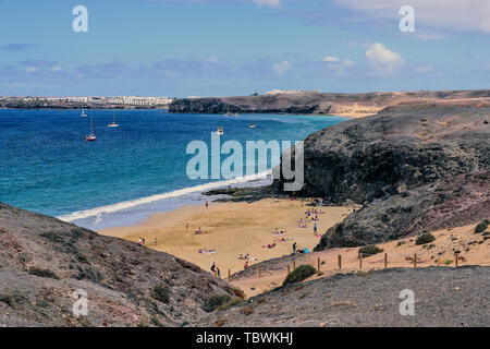 Lanzarote, Kanarische Inseln - 24. April 2019: Der wunderschöne Strand Playa de la Cera auf Lanzarote, Spanien mit einigen Hotels im Hintergrund. Stockfoto