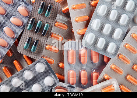 Haufen der bunten medizinische Pillen in Blisterverpackung. Von oben nach unten schließen bis Makro anzeigen. Stockfoto