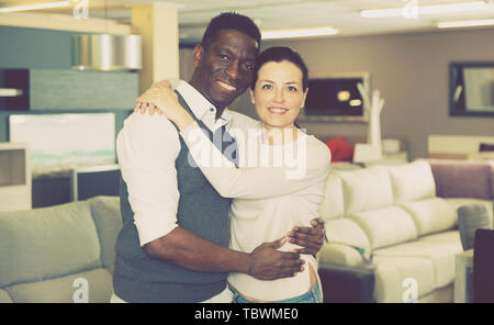 Portrait von lächelnden Paar, der Wahl moderne Möbel für Ihr Haus im Store zufrieden ist. Stockfoto
