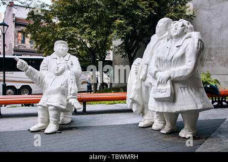 Montreal, Kanada - Juni, 2018: Skulptur einer Familie in einem kleinen Park. Kunst im öffentlichen Raum in Montreal, Quebec, Kanada. Editorial. Stockfoto