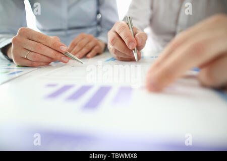 Männliche und weibliche Hand fei Pen ggeen Business Stockfoto