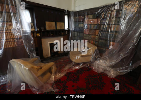 Die Bibliothek mit Schutzfolie im Charles Rennie Mackintosh's Hill House in Helensburgh als National Trust for Scotland hat die Installation der „Box“ um das Haus abgeschlossen. Stockfoto