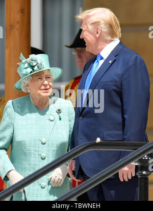 Königin Elizabeth II. und US-Präsident Donald Trump in einem feierlichen Willkommen im Buckingham Palace, London, am ersten Tag seiner dreitägigen Staatsbesuch in Großbritannien. Stockfoto