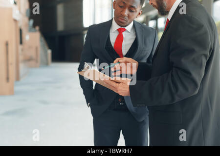 Geschäftspartner in einem modernen Büro Stockfoto