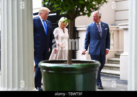 US-Präsident Donald Trump (links) kommt an Clarence House in London Tee mit der Prinz von Wales und die Herzogin von Cornwall am ersten Tag seines Staatsbesuchs in Großbritannien zu nehmen. Stockfoto