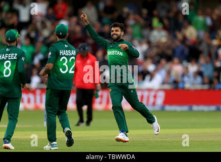 Pakistans Shadab Khan feiert die Entlassung Englands Joe Root (nicht im Bild), von Mohammad Hafeez (links) Während der ICC Cricket World Cup group Phase Match an der Trent Brücke, Nottingham gefangen. Stockfoto