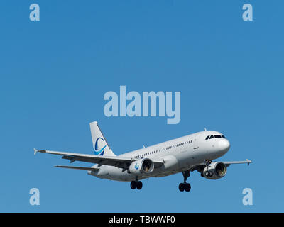 Quebec, Kanada. Avion Express Airbus A320-200 Vorbereitung an der Pierre Elliott Trudeau International Airport in Dorval, Quebec zu landen Stockfoto