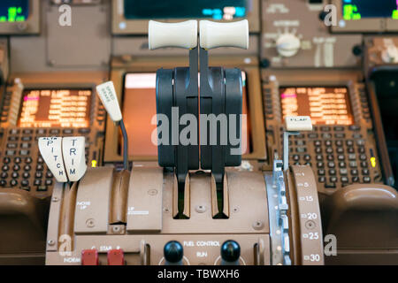 Motoren schub Hebel in einem grossen Flugzeug Cockpit. Stockfoto