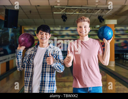 Portrait von Freunden im Bowling club Stockfoto